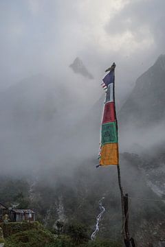 Vlag in de bergen van Nepal van Marilyn Bakker