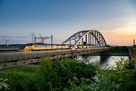 NS-Zug über die Kreekrak-Eisenbahnbrücke