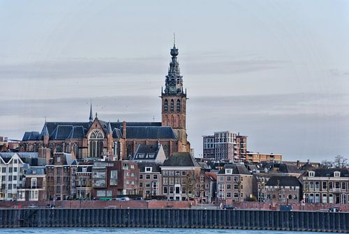 Zicht op Nijmegen in de Avond.