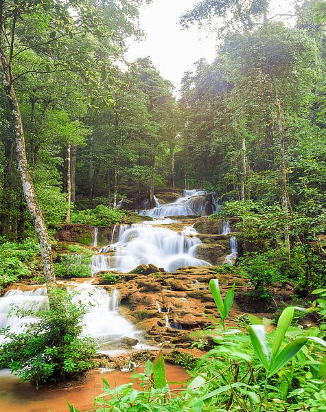 Waterval in de natuurparken van Thailand by Marcel Derweduwen