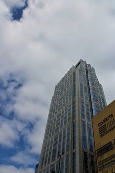 Gebouw met mooie ramen en een mooie lucht te Rotterdam