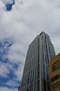 Gebäude mit schönen Fenstern den schönen Himmel in Rotterdam von Maarten de Jong Miniaturansicht