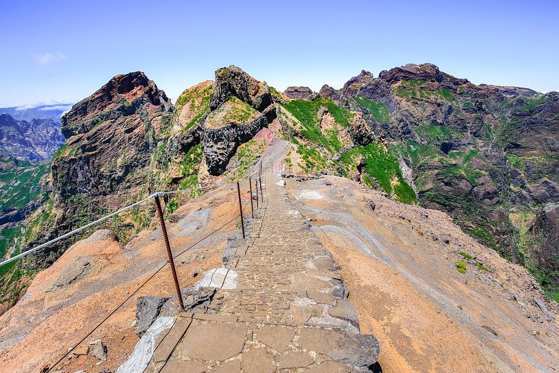 Wandelpad hoog in de bergen op Madeira in Portugal par Ben Schonewille