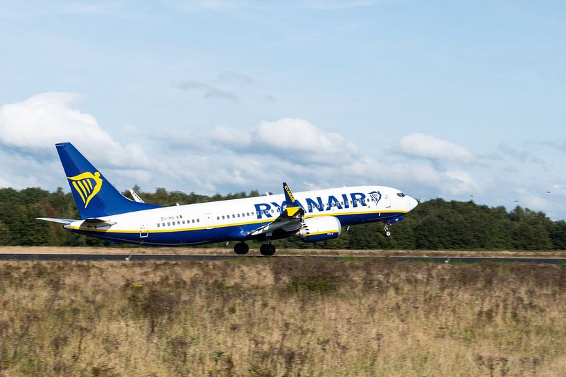 Die Boeing 737-8200 MAX von Ryanair beim Abheben von Wim Stolwerk