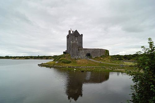 Kasteel Dunguaire staat bij Kinvara in het zuiden van het graafschap Galway in Ierland.