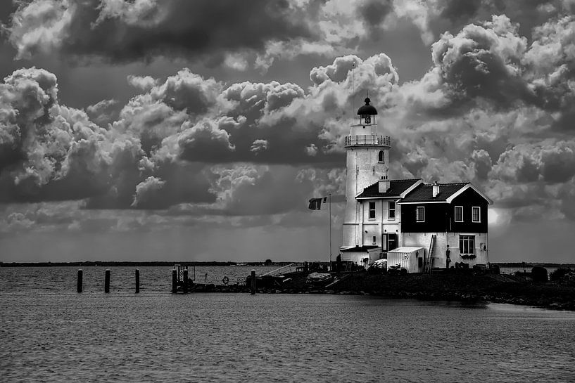Der Leuchtturm von Marken, Niederlande von Gert Hilbink