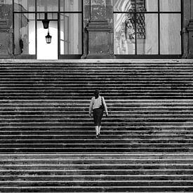 Straatbeeld Vrouw Trap Rome Italië van Martijn Jebbink Fotografie