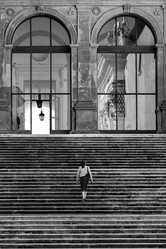 Straatbeeld Vrouw Trap Rome Italië van Martijn Jebbink Fotografie