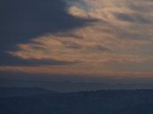 Silhouette der Burg Hohenzollern über den dunklen Ausläufern der Schwäbischen Alb mit aufklarendem H von Timon Schneider Miniaturansicht