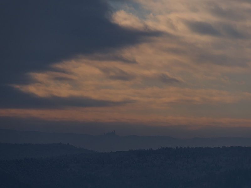 Silhouet van kasteel Hohenzollern boven de donkere uitlopers van de Schwäbische Alb met opklarende h van Timon Schneider