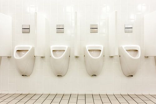 Urinoirs bij de mannen toilet