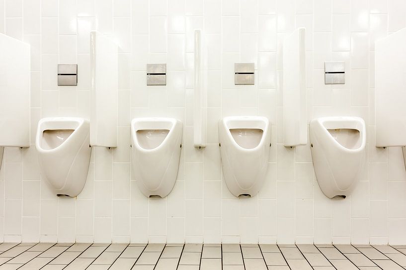 Urinoirs dans les toilettes pour hommes par Marcel Derweduwen