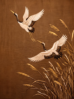 Traditionele Aziatische Kunst: Kraanvogels vliegen boven het riet in bruintinten