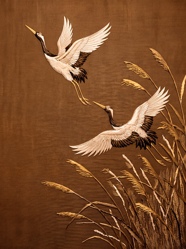 Traditionele Aziatische Kunst: Kraanvogels vliegen boven het riet in bruintinten