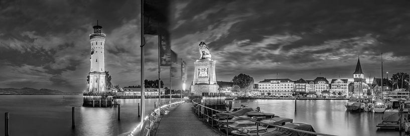 Lindau sur le lac de Constance le soir en noir et blanc. par Manfred Voss, Photographie Noir et Blanc