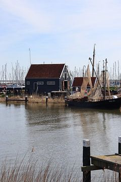 Vissersboot en vissershuisje van Monica de Roo-Peeters