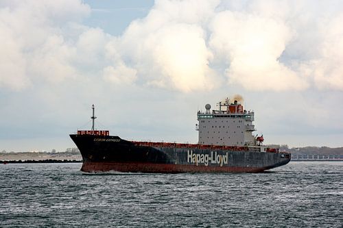 Schepen onderweg van Rotterdam naar open zee.