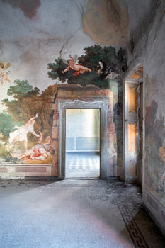 Palais abandonné avec fresque.