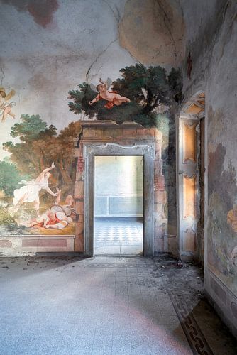 Palais abandonné avec fresque.