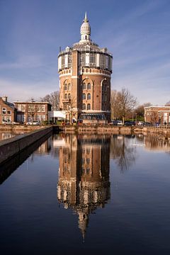 Weerspiegeling van historische watertoren in een wijk in Rotterdam, Nederland