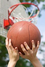 Buiten Spelen by Berthilde van der Leij