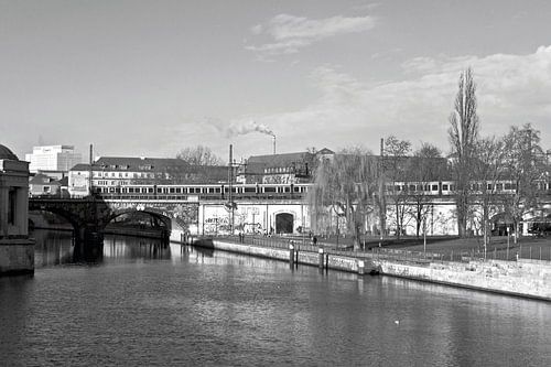 Uitzicht op de Spree vanaf het Berlijnse Museumeiland - monochroom