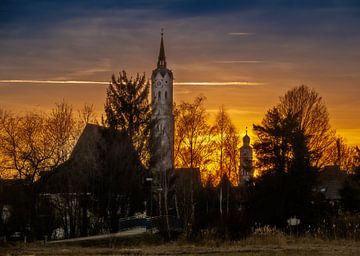De kerk van Schrobenhausen bij zonsondergang
