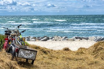 Vélos sur la plage avec vue sur la mer sur Alexander Baumann