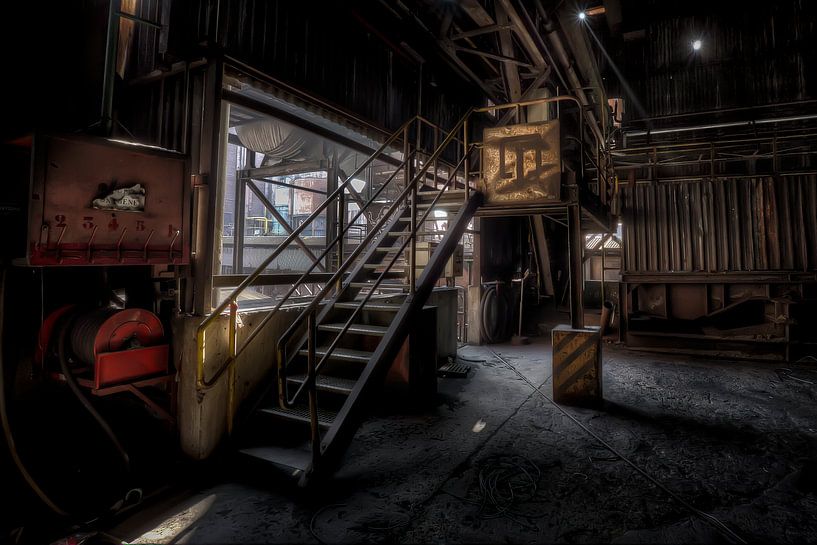 Escalier dans un haut fourneau abandonné par Eus Driessen