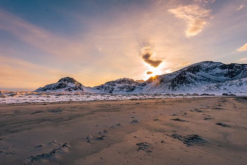 Blick über den Sandstrand in der Nähe des Dorfes Fredvang bei einer Wanderung in Ytresand auf der In