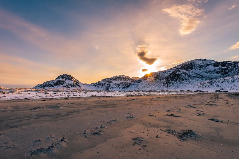 Vue panoramique sur la plage de sable près du village de Fredvang lors d'une randonnée à Ytresand, d par Robert Ruidl