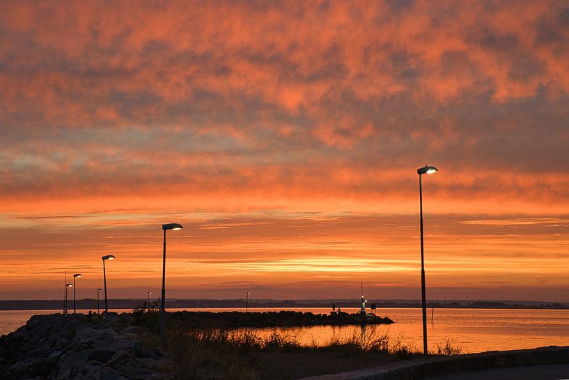 Vuurtoren in de haven bij zonsondergang van Martin Köbsch