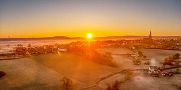 Dronepanorama van de zonsopkomst bij Vijlen in Zuid-Limburg