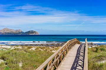 Houten voetgangersbrug over zandduinen op het eiland Mallorca van Alex Winter