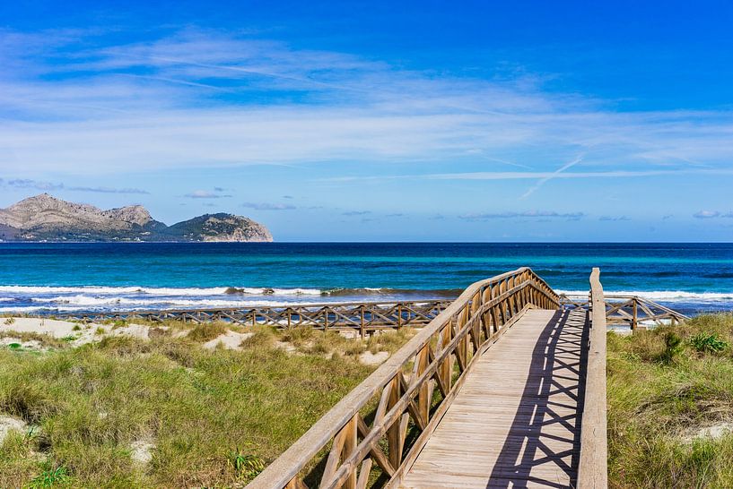 Houten voetgangersbrug over zandduinen op het eiland Mallorca van Alex Winter