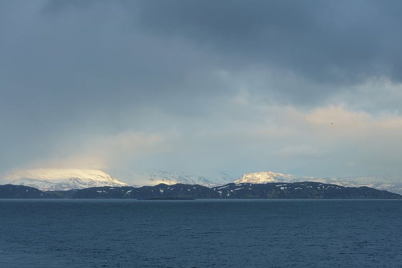 Besneeuwde bergtoppen in Noorwegen van Capture the Light