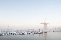 Weiße Winterlandschaft mit Windmühle, Schnee und Eis in Holland