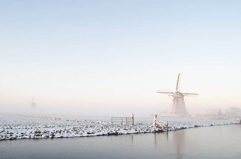 Weiße Winterlandschaft mit Windmühle, Schnee und Eis in Holland von iPics Photography