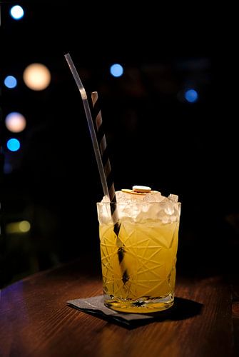 Fruitige cocktail op een houten tafel