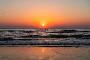 Surfeurs sur la plage de Noordwijk lors d'un coucher de soleil (0072)