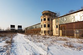 Alter Flugkontrollturm, Hangars und historischer Motorenprüfstand im Winter - Lost Place Alter Flugplatz Rangsdorf
