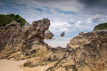 kust bij Buelna Beach langs de kust van de Spaanse regio Asturië van gaps photography