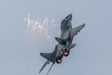 MIG29 Poolse luchtmacht met flares van Joram Janssen