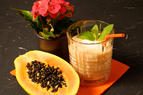 Papaja limoen smoothie met yoghurt en kaneel.