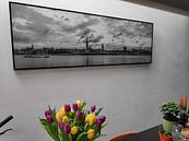 Klantfoto: Antwerpen  Scheldekaaien Skyline , monochroom panorama. van Maarten Visser