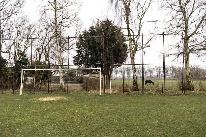 Voetbalveld met boerderij op de achtergrond bij VV Seta (Sportclub Exloërmond tot Afdraai) | Over de van Over de Bal