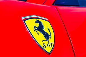 Ferrari badge op een Ferrari 458 Italia sportwagen van Sjoerd van der Wal Fotografie