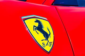 Ferrari-Abzeichen auf einem Ferrari 458 Italia Sportwagen