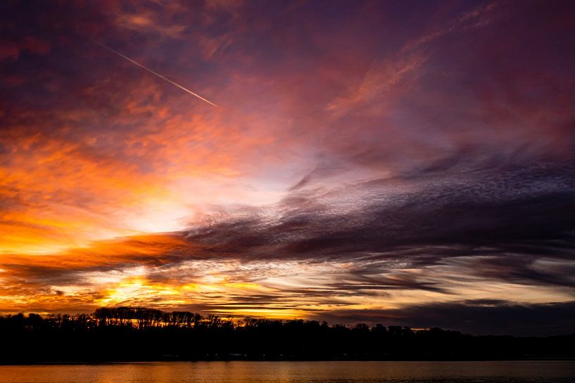 Bunte Bewölkung bei Sonnenuntergang abstrakt am Ufer des Baldeneysees in Essen von Dieter Walther