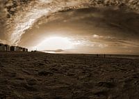 herfstige zonsondergang op het strand in sepia
